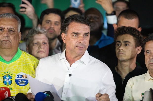 Brazilians in South Florida react to Flávio Bolsonaro's arrival in Florida after election defeat