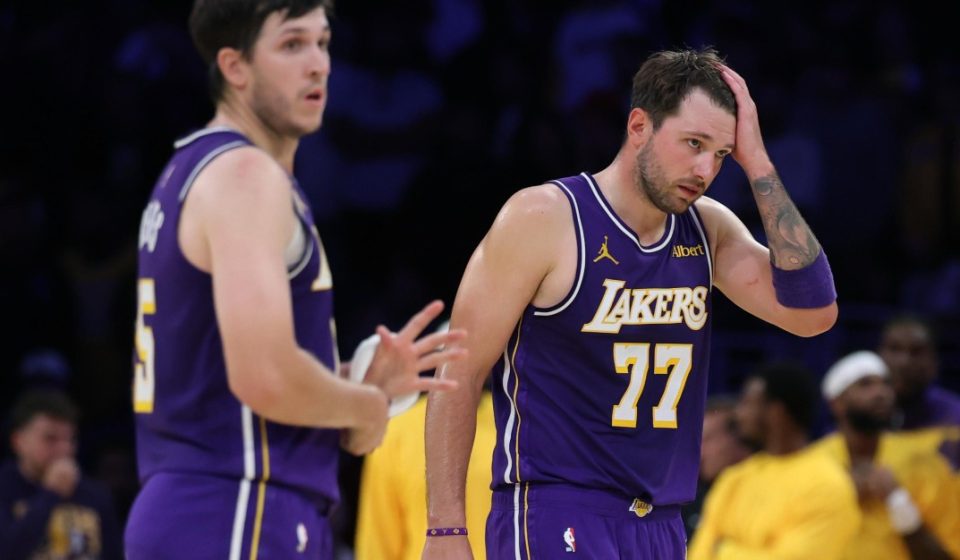 Notes from Luka Dončić and Austin Reaves during the Lakers' loss to the Blazers