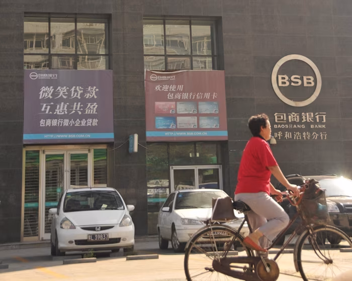China closes hundreds of banks to strengthen its financial system