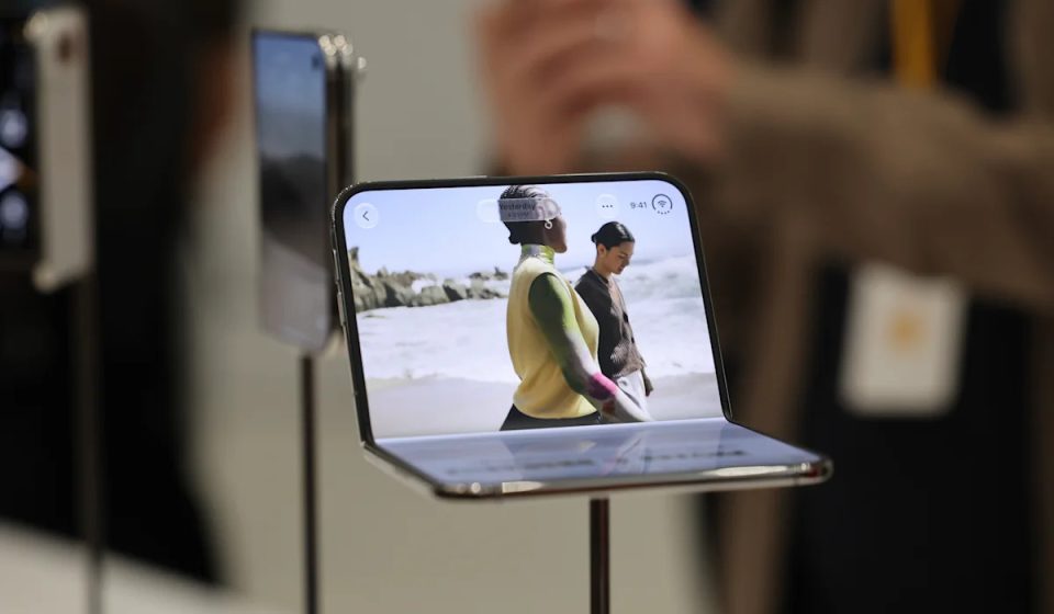 Apple iPhone Duo pre-orders sold out, deliveries extend until end of January