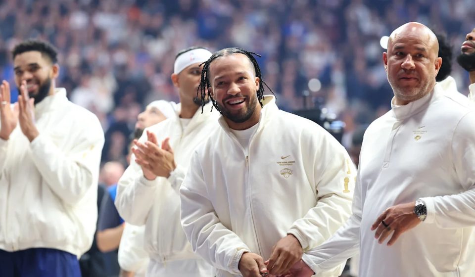 Knicks raise NBA championship banner, hand out rings made with miniature Madison Square Garden