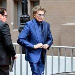 Barry Manilow leaves stage after two songs, cancels weekend concerts due to health concerns