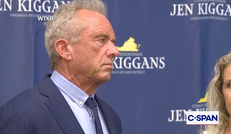 “He’s a cabinet secretary!” » Reporter attacks RFK Jr. as he tries to stop questions about measles deaths