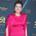 Kelly Clarkson Blasts New York Store for Her 'Pretty Woman Moment' - Yahoo