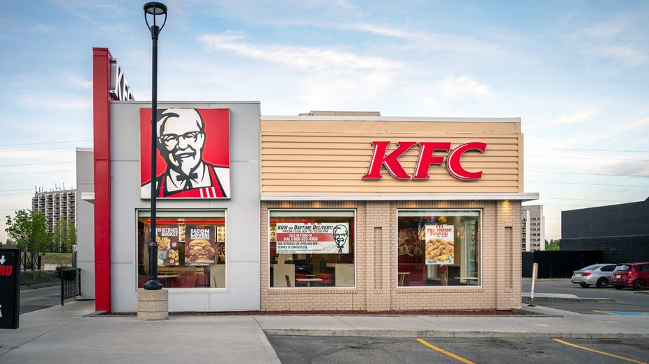 KFC abandons Pepsi in favor of Coca-Cola in the United States, ending a 40-year partnership