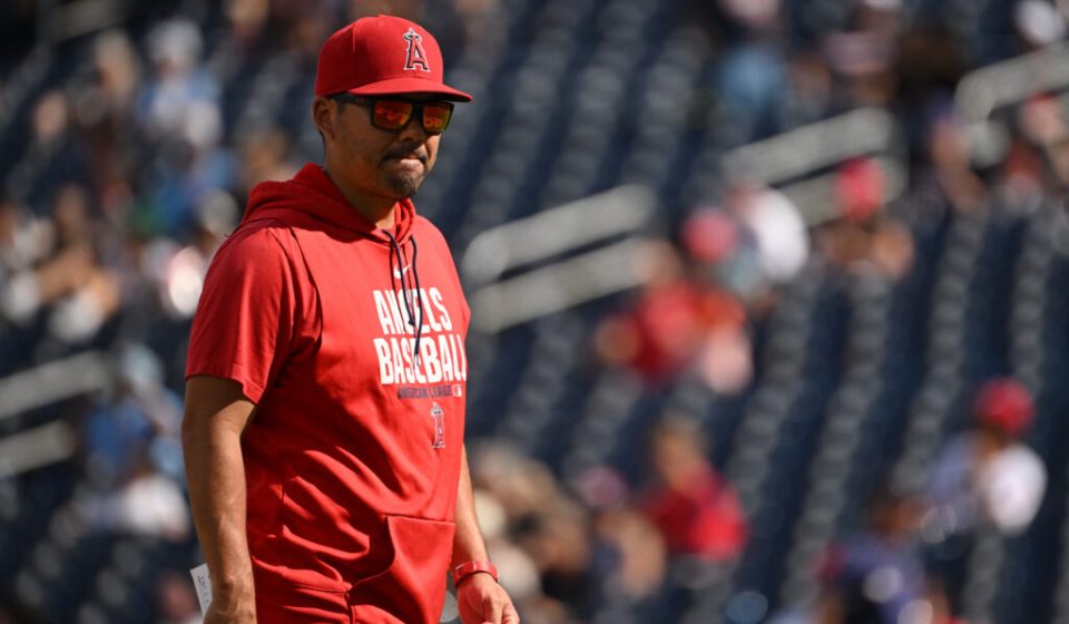Angels decline 2027 option on manager Kurt Suzuki
