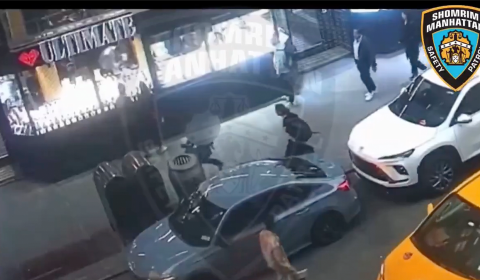 Brooklyn woman accused of stabbing rabbi in New York’s Diamond District Brooklyn woman accused of stabbing rabbi in New York's Diamond District
