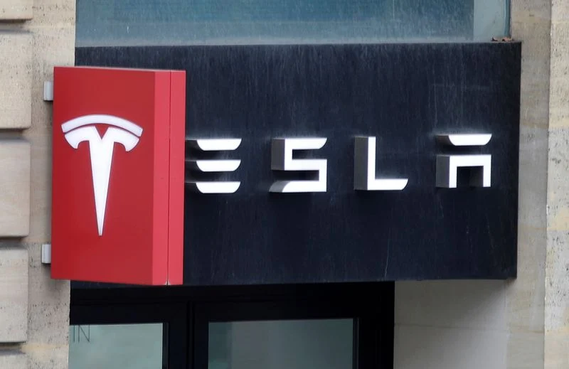 Tesla Shares Reversing Trajectory As Robotics, Chipmaking Caution Overshadows Upbeat Third Quarter By Investing.com