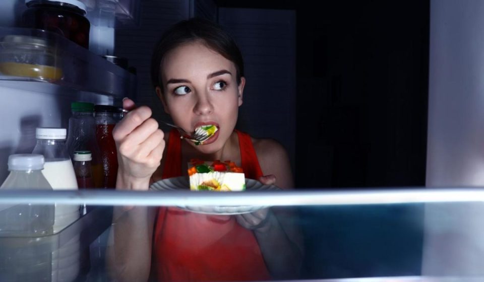 Nighttime snacking increases the risk of serious illness by 20 to 30% Nighttime snacking increases the risk of serious illness by 20 to 30%