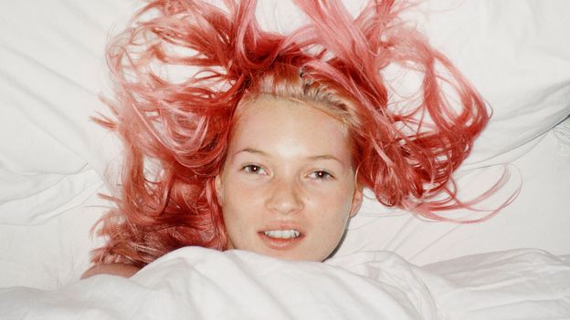 'Rock'n'roll swagger': 10 iconic images capturing the chaotic energy of '90s British culture - BBC News Africa