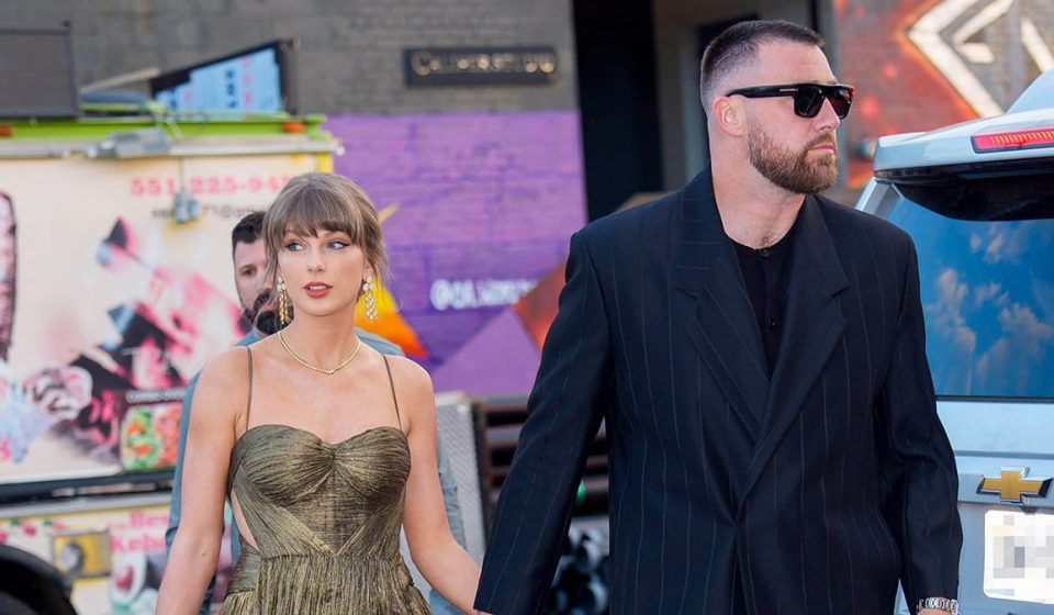 Raiders fan snaps photo of Taylor Swift’s look with sign at Chiefs game, shredded NFL referees and parents gone crazy Raiders fan snaps photo of Taylor Swift's look with sign at Chiefs game, shredded NFL referees and parents gone crazy