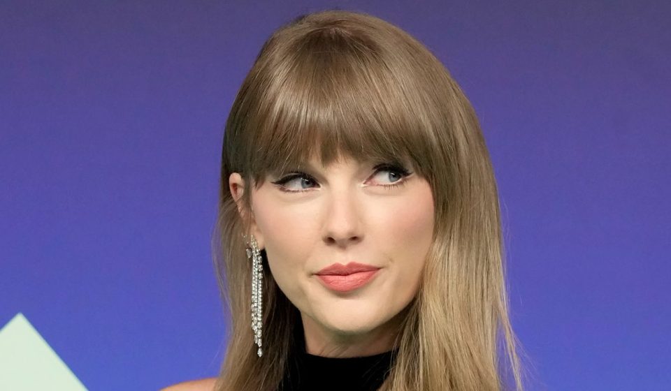 Taylor Swift's Mini Dress Gives Back-to-School Fashion Touch on 'SNL'
