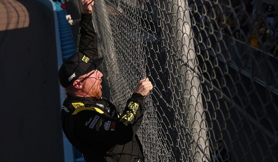 Tyler Reddick wins Phoenix NASCAR Cup thriller as Kyle Larson crashes Tyler Reddick wins Phoenix NASCAR Cup thriller as Kyle Larson crashes