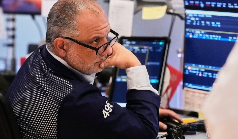 Wall Street rises as AI stocks continue to fluctuate