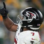 Bijan Robinson puts a damper on Saints celebration with 59-yard TD run