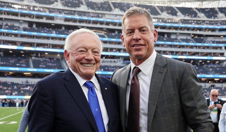 As Troy Aikman possibly leaves broadcasting, he extends an olive branch to Jerry Jones