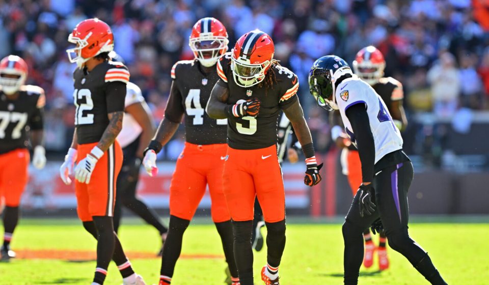 Browns take first place with 13-10 victory over Ravens