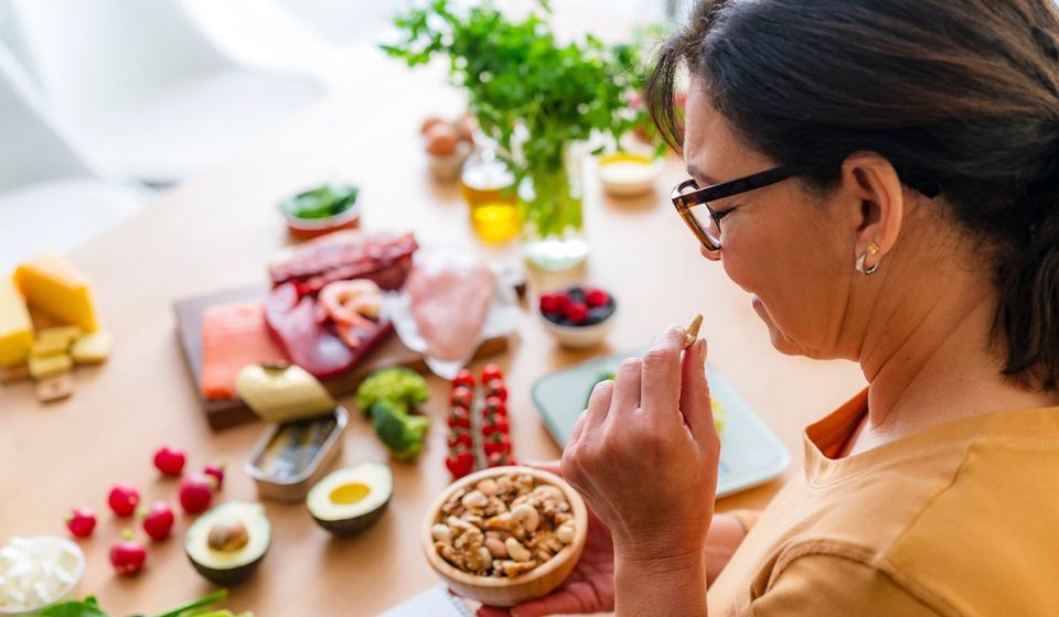 Doctor-Recommended Belly Fat-Reducing Foods, Including Lean Proteins and Berries Doctor-Recommended Belly Fat-Reducing Foods, Including Lean Proteins and Berries